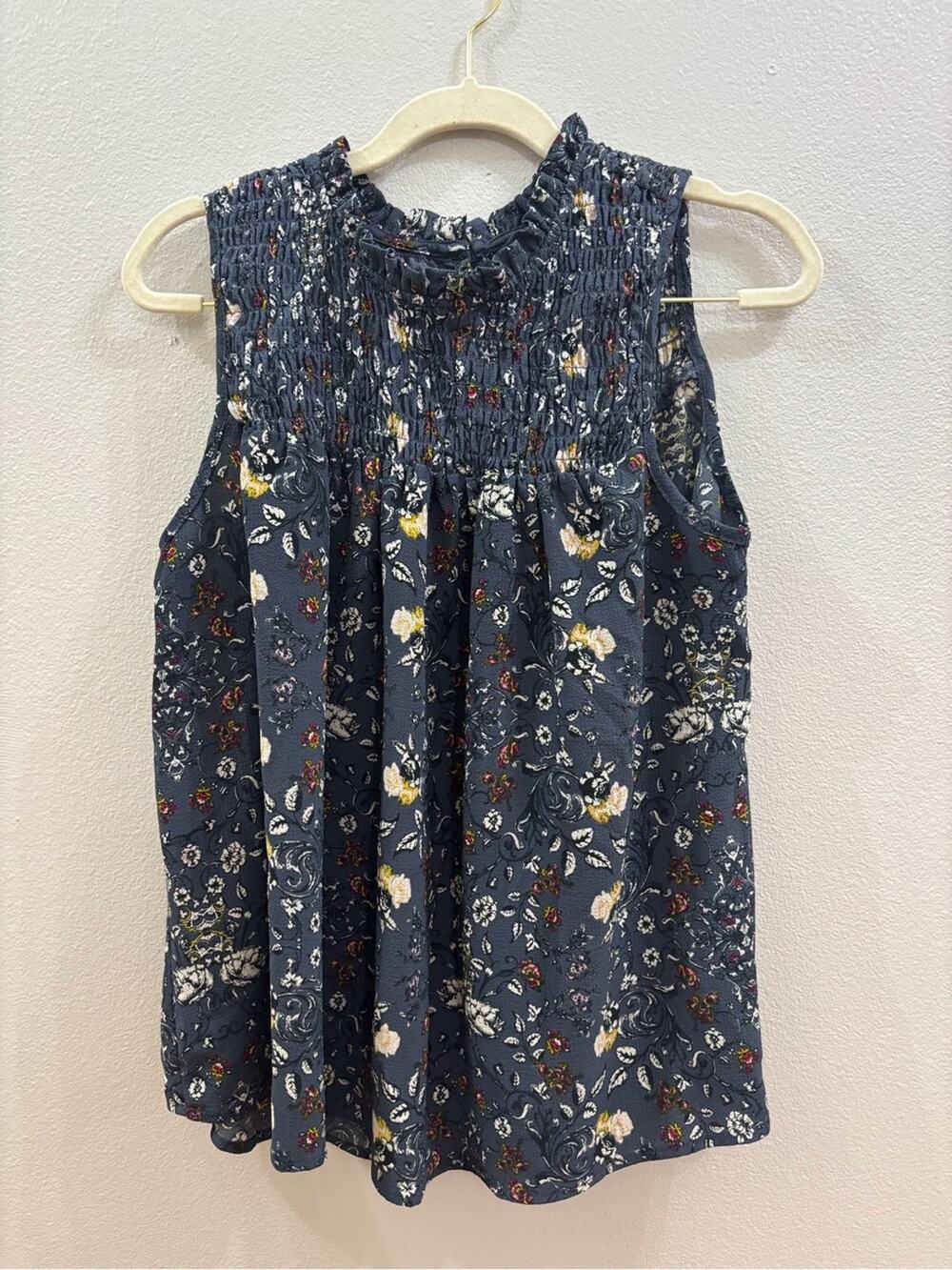 Knox Rose gray
Floral Smocked Neck Sleeveless Top